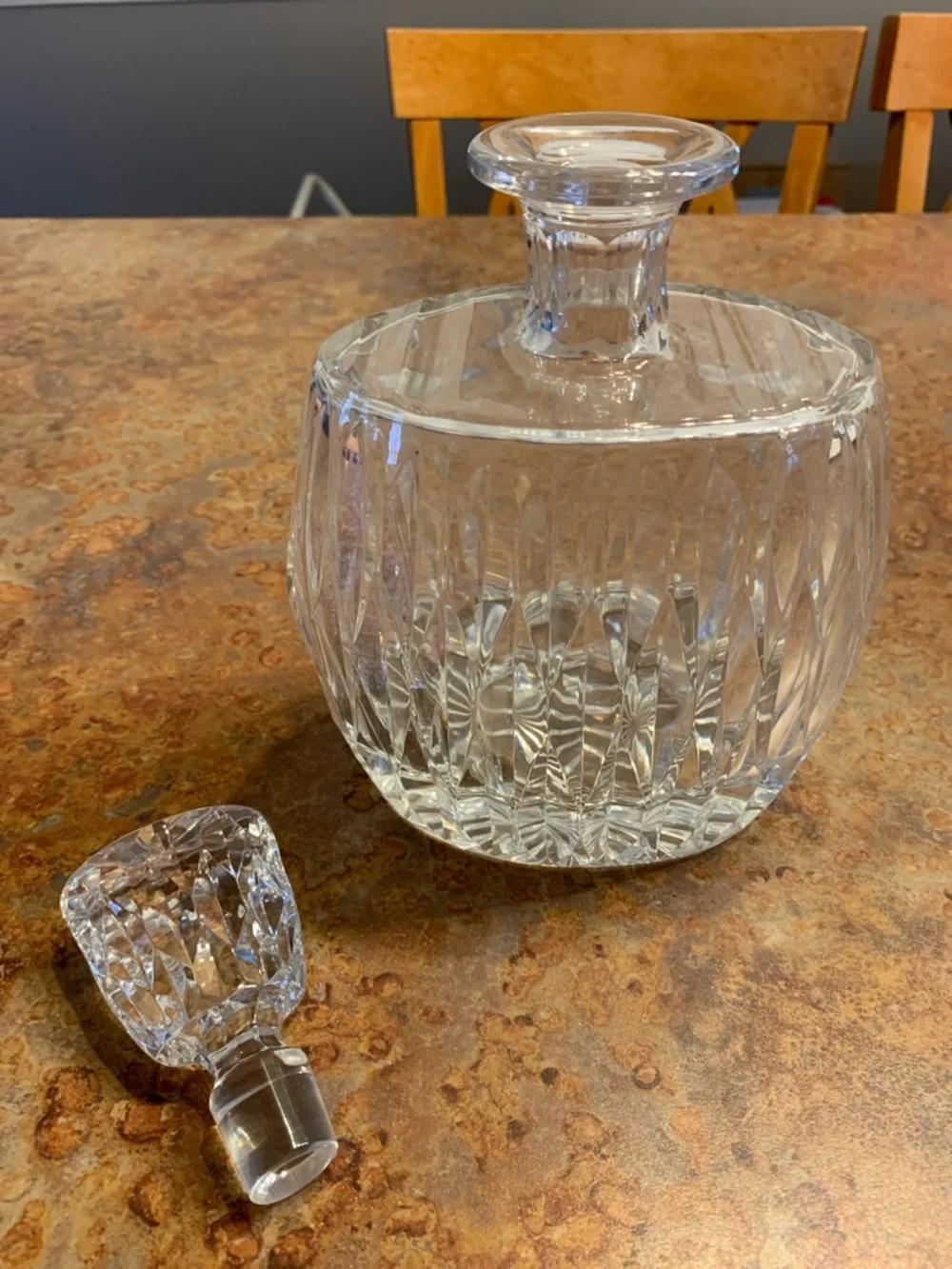 Crystal Glass Decanter - Clear Cut Pattern - Picture 2 of 2